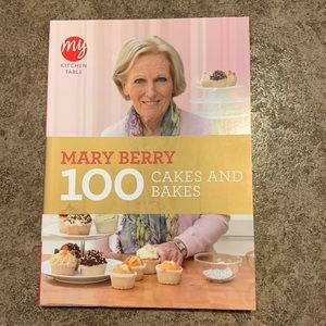 Mary Berry 100 Cakes and Bakes Cookbook